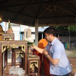 วันที่ 24 เมษายน 2568 ชมรมจริยธรรม โรงพยาบาลฮอด ได้จัดกิจกรรมใส่บาตรพระสงฆ์ 3 รูป