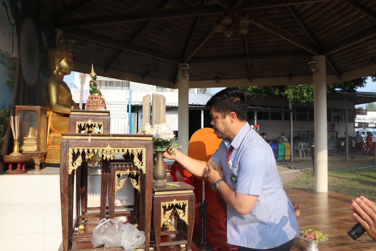 วันที่ 24 เมษายน 2568 ชมรมจริยธรรม โรงพยาบาลฮอด ได้จัดกิจกรรมใส่บาตรพระสงฆ์ 3 รูป